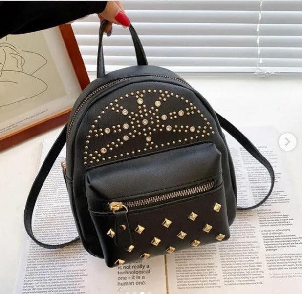 Mochila Pequeña Dama clásica - Con diseño de Tachuelas ¡Venta de Liquidación!